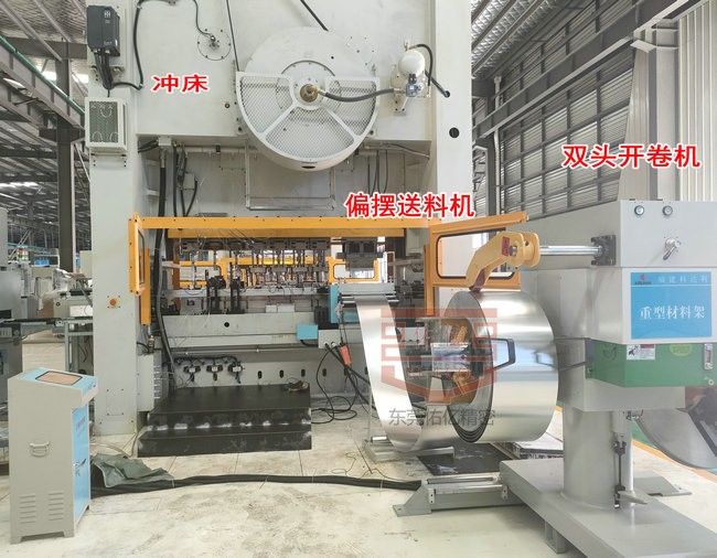 三次元機(jī)械手聯(lián)動偏擺送料機(jī)實(shí)現(xiàn)卷料多工序沖壓