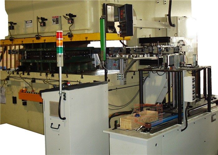 深度解析：多工位機(jī)械手如何高效、安全地完成沖壓作業(yè)