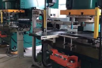 材料架、整平機、偏擺送料機、連桿式機械手+9臺沖床